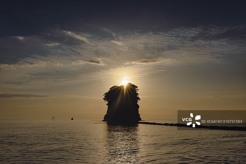 日出时的见附岩图片素材