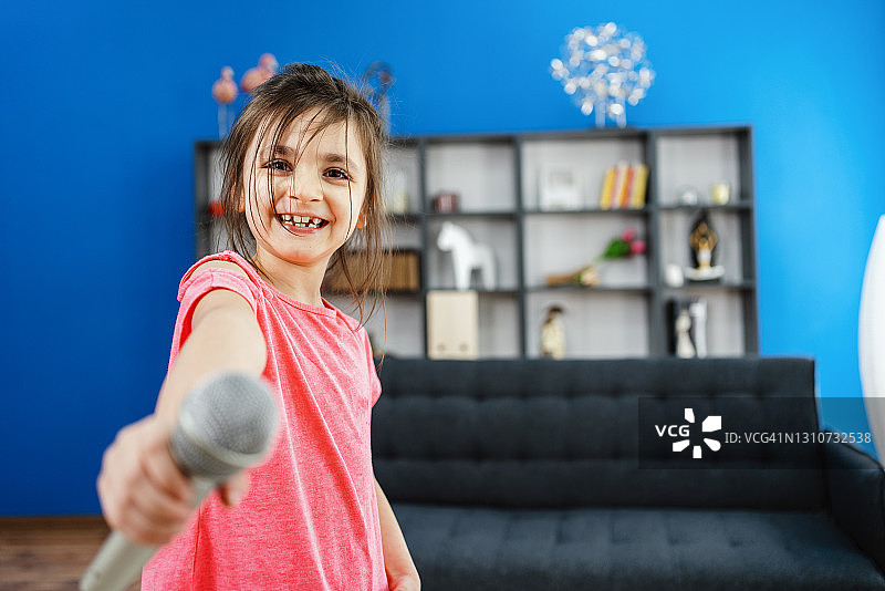 手持麦克风的混血小女孩图片素材