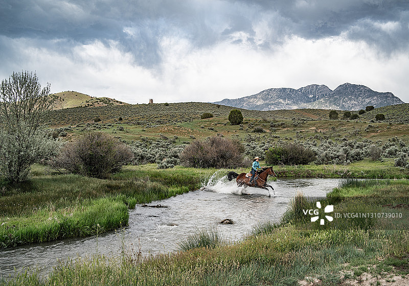 骑马过河图片素材