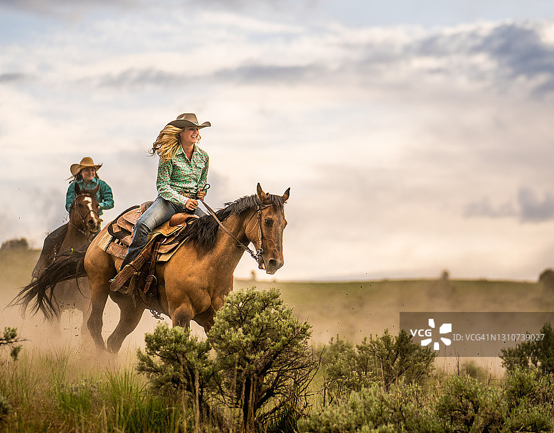 快速骑行的女牛仔们图片素材