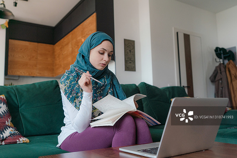 使用Zoom进行通话的穆斯林女性图片素材