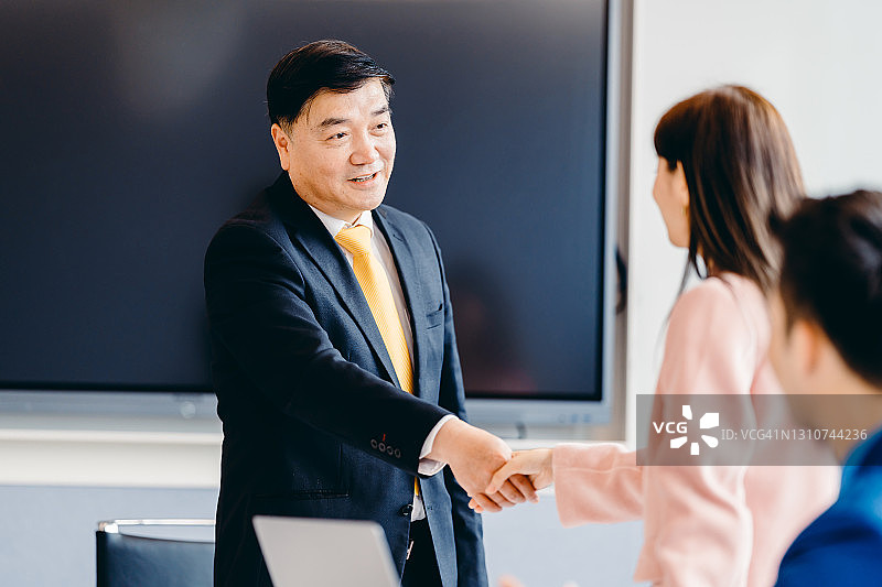 亚洲商人在办公室握手图片素材