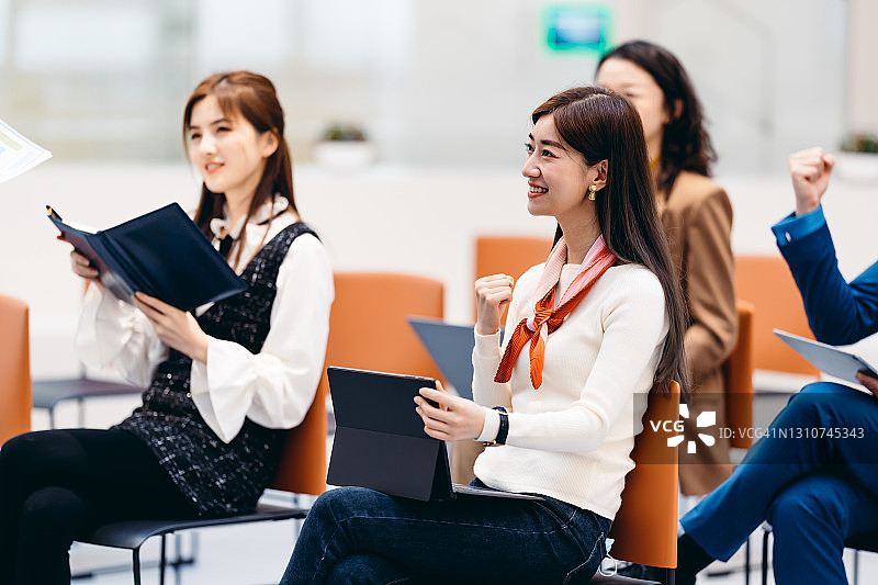 在办公室里积极实现目标的亚洲商务人士图片素材