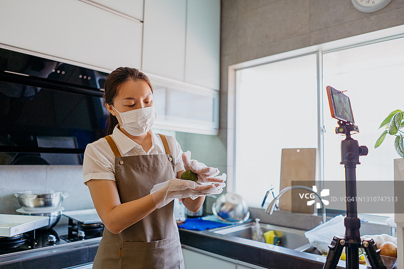 中国女性用智能手机直播烘焙教程图片素材
