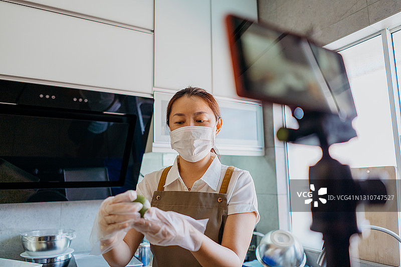 中国女性用智能手机直播烘焙教程图片素材