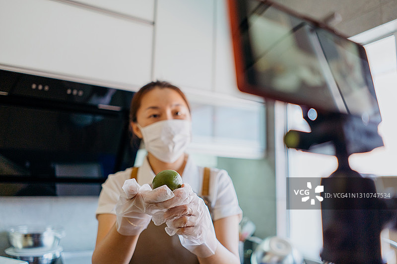 中国女性用智能手机直播烘焙教程图片素材