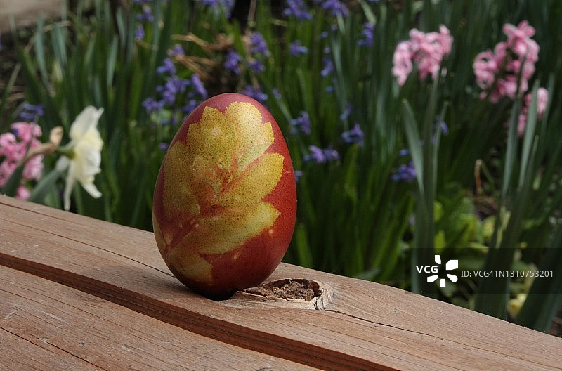 东欧复活节的传统彩蛋和复古花卉背景图片素材