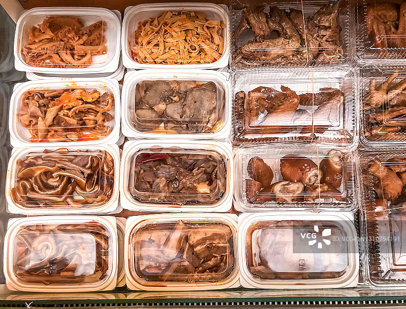 PET塑料盒装丘卡熟食冷藏于冰箱中图片素材