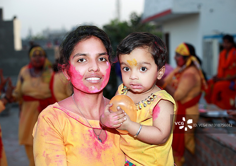 母亲和女婴庆祝洒红节图片素材