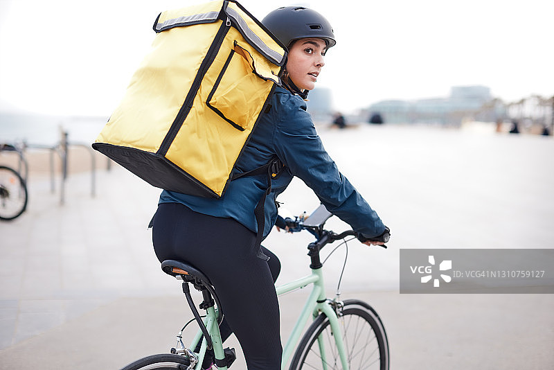 城市里的女性自行车送货员图片素材