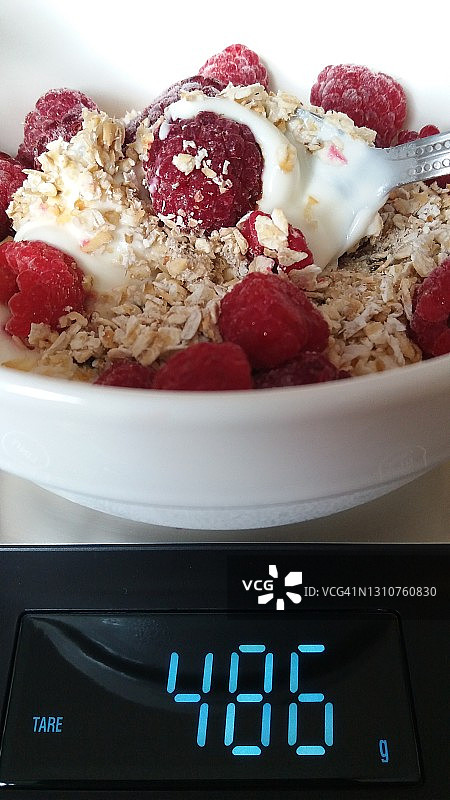 一碗自制酸奶配麦片和新鲜覆盆子图片素材