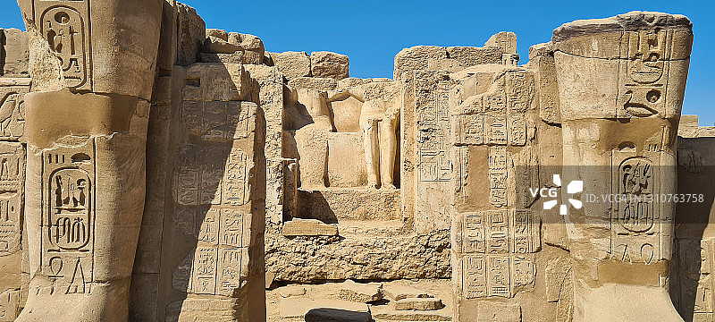 埃及卢克索卡纳克神庙群和卡纳克露天博物馆的浮雕细节及埃及象形文字（约公元前 1250 年）图片素材