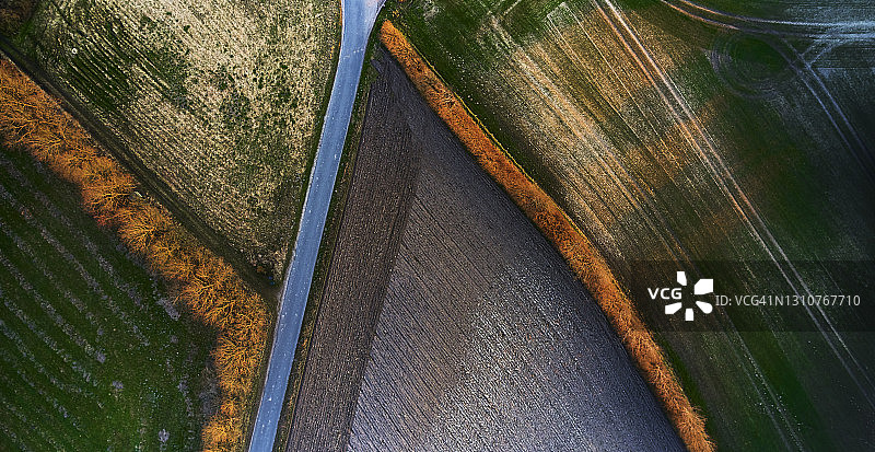 景观中的沥青和土路图片素材