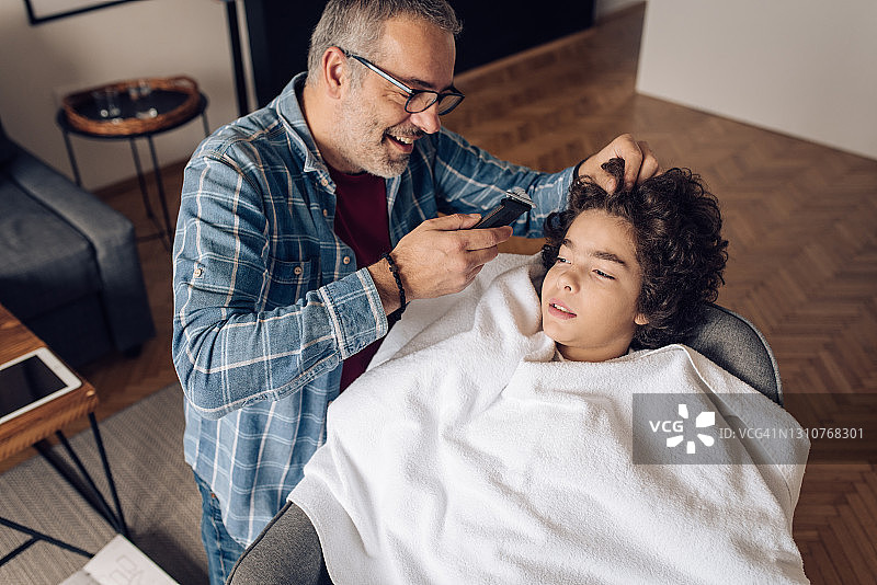 父亲给儿子理发图片素材