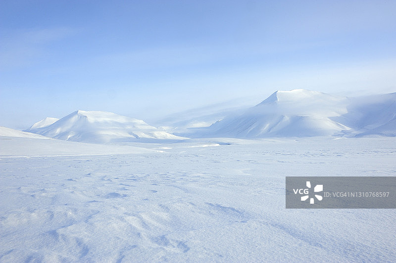 北极地区白雪覆盖的山脉图片素材