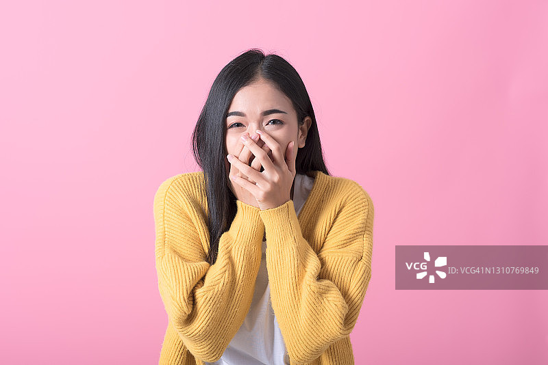 年轻女子感到沮丧、悲伤、难过或失望哭泣的特写图片素材