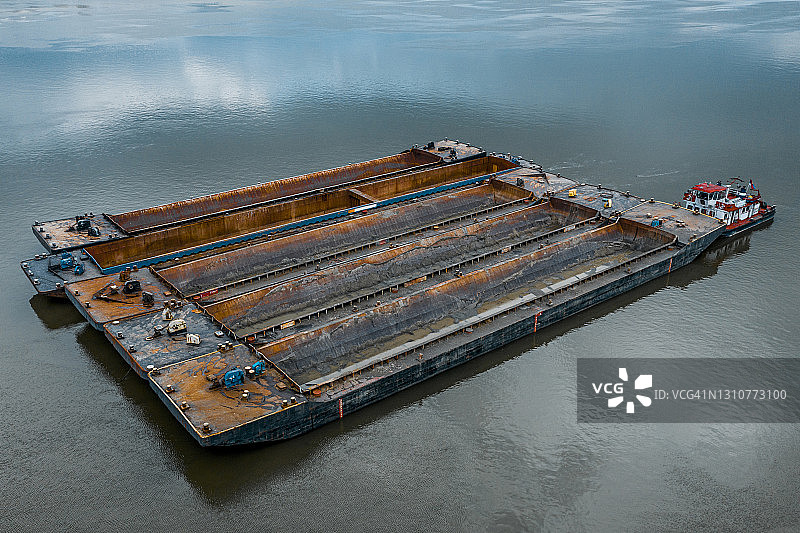 生锈驳船鸟瞰图图片素材