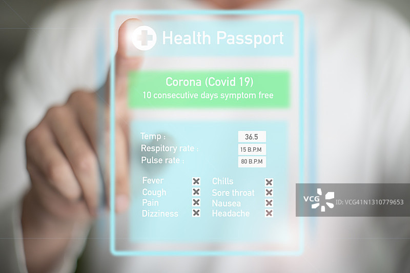 一位白人在数字疫苗护照上输入他的症状图片素材