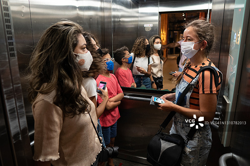 2021年新冠疫情期间电梯里的巴西人图片素材