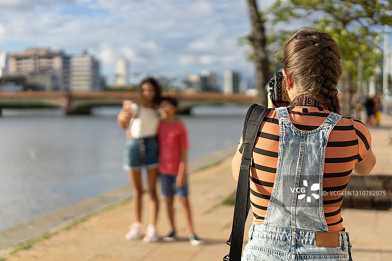 摄影师在户外拍摄模特图片素材