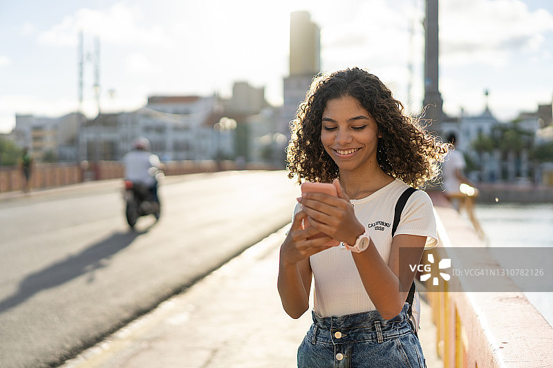 在累西腓伯南布哥使用智能手机的少女图片素材