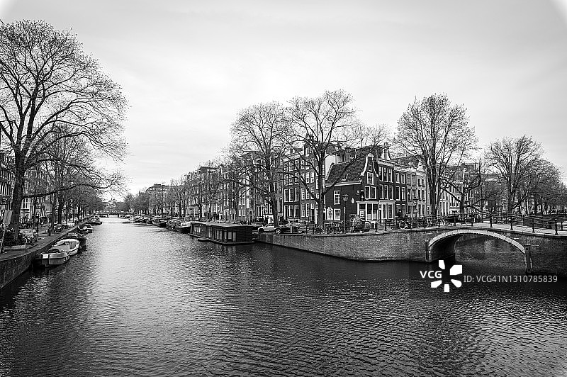 阴雨天下的阿姆斯特丹运河（黑白照片）图片素材