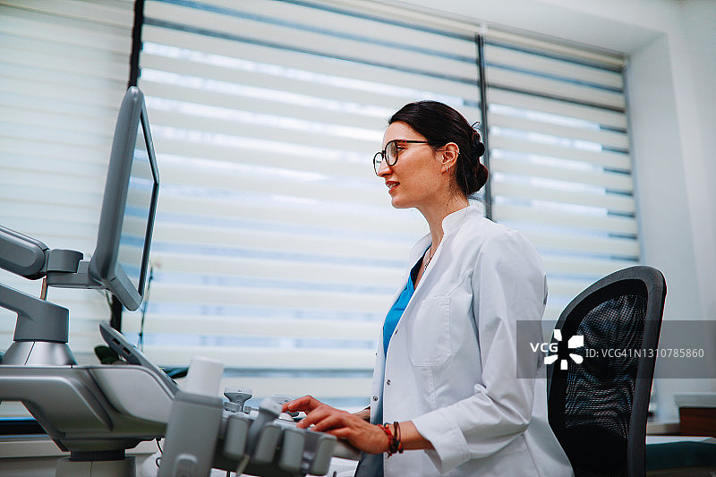 女医生读取超声波数据图片素材