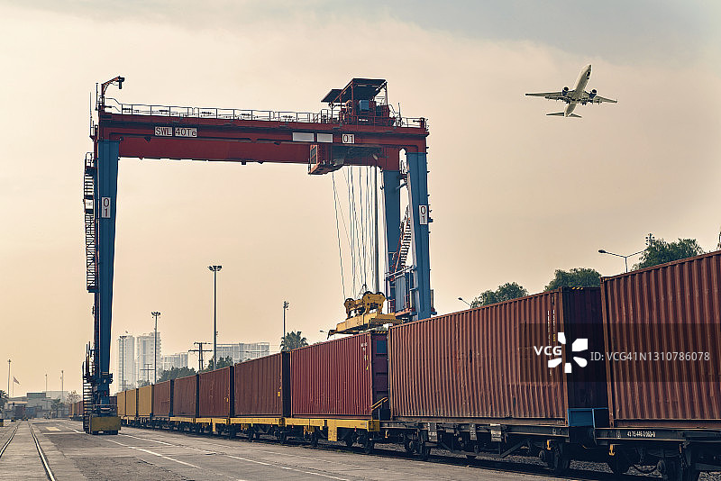 飞机飞越国际集装箱港口图片素材