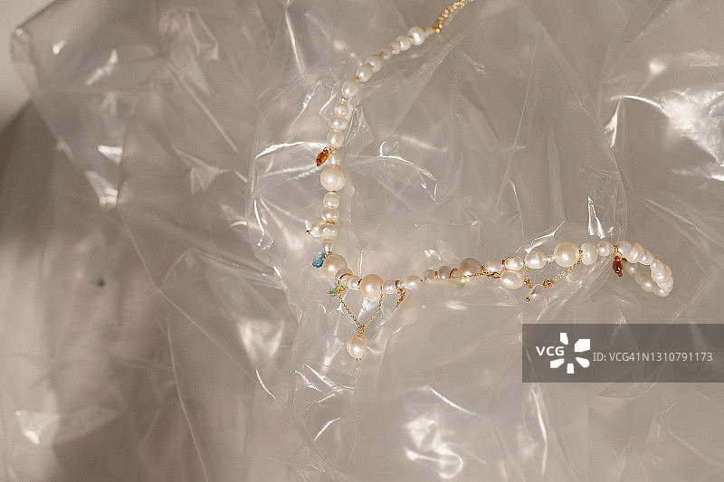 塑料包装上的项链图片素材