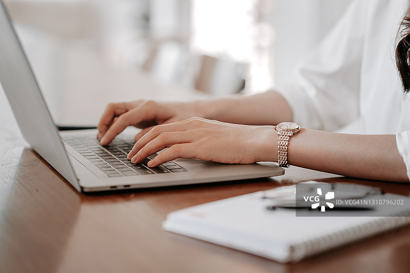 双手打字键盘特写图片素材