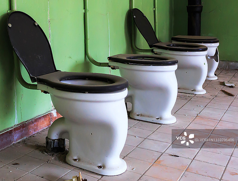 废弃营房中的洗手间图片素材