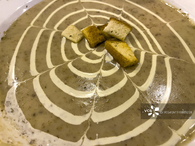 蘑菇奶油浓汤配烤蒜和面包图片素材