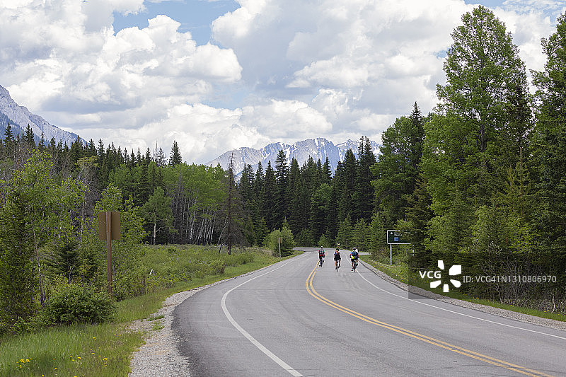 在班夫国家公园弓谷公园路上的骑行者图片素材