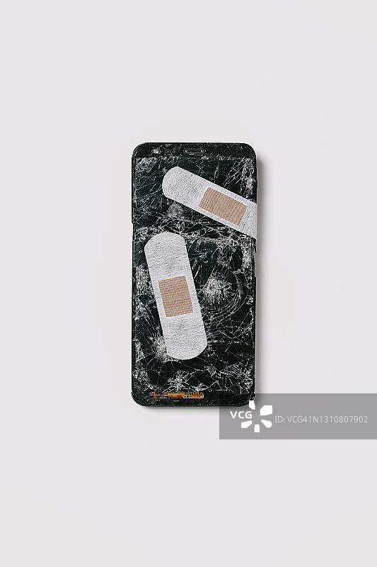 碎屏手机俯视图：贴着石膏图片素材