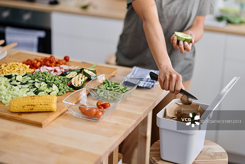 女人将有机废弃物放入堆肥箱图片素材