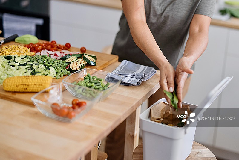 女人将有机废弃物放入堆肥箱图片素材