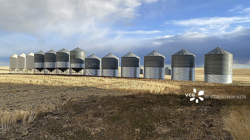 草原景观中的一排粮仓图片素材