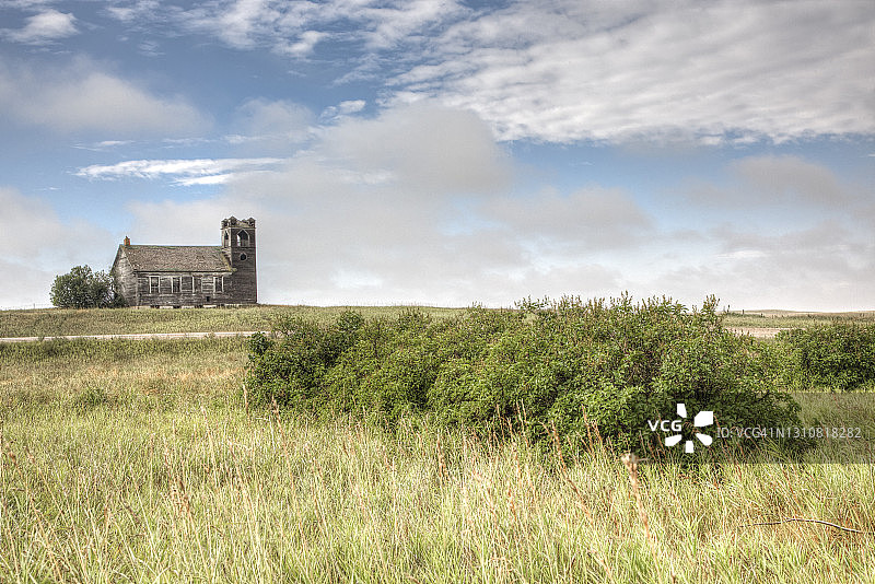 鬼镇里的老木制教堂图片素材