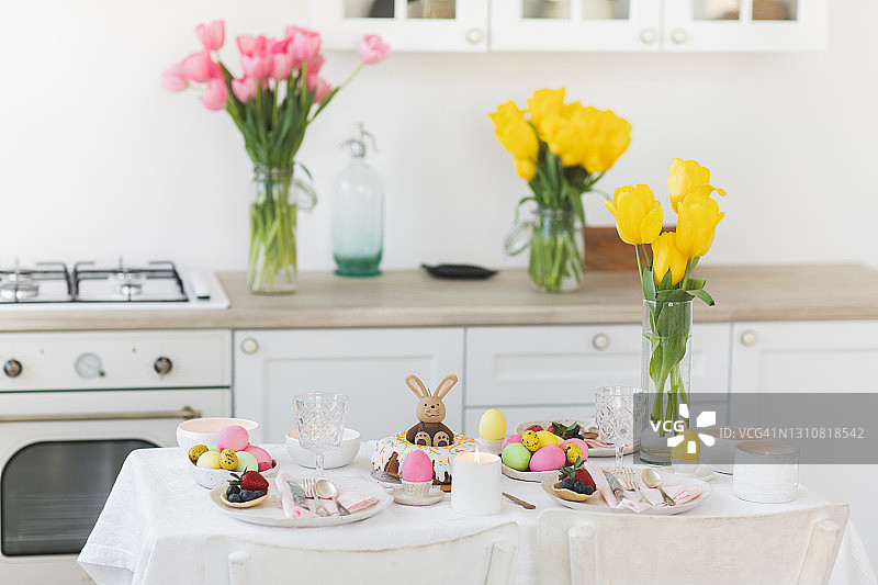 摆放着复活节早餐的餐桌图片素材