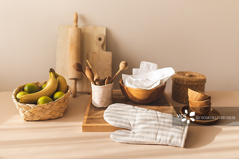 米色背景上的厨房用具图片素材