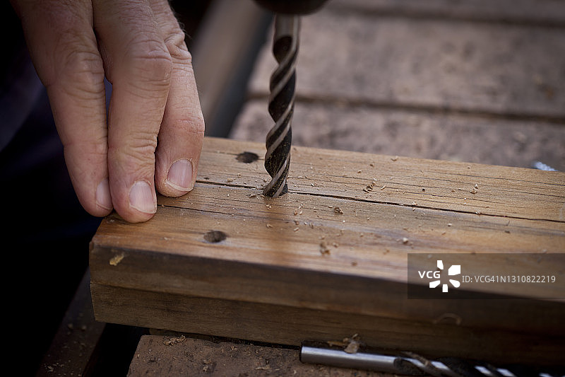 在木材上钻孔图片素材