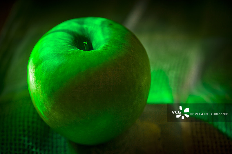 发光的绿苹果图片素材