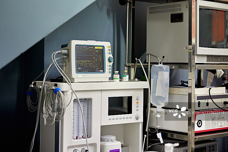 兽医外科套件中的医疗技术设备图片素材