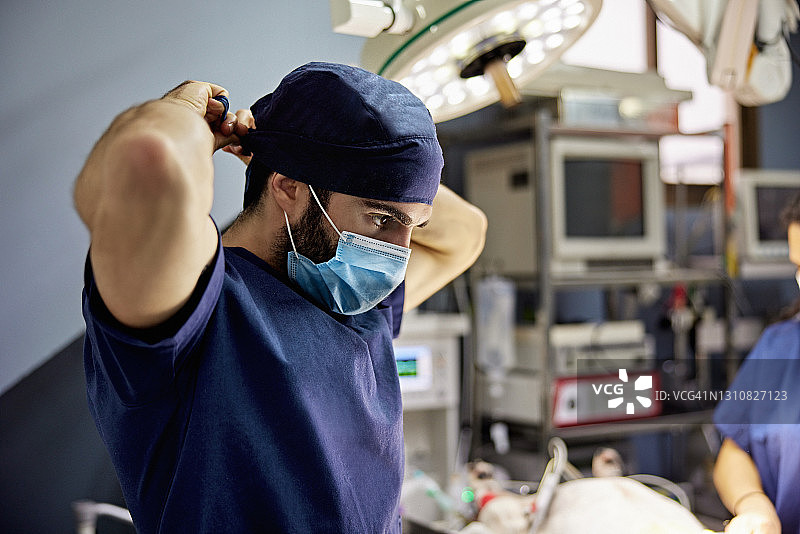 男兽医在术前戴手术帽图片素材