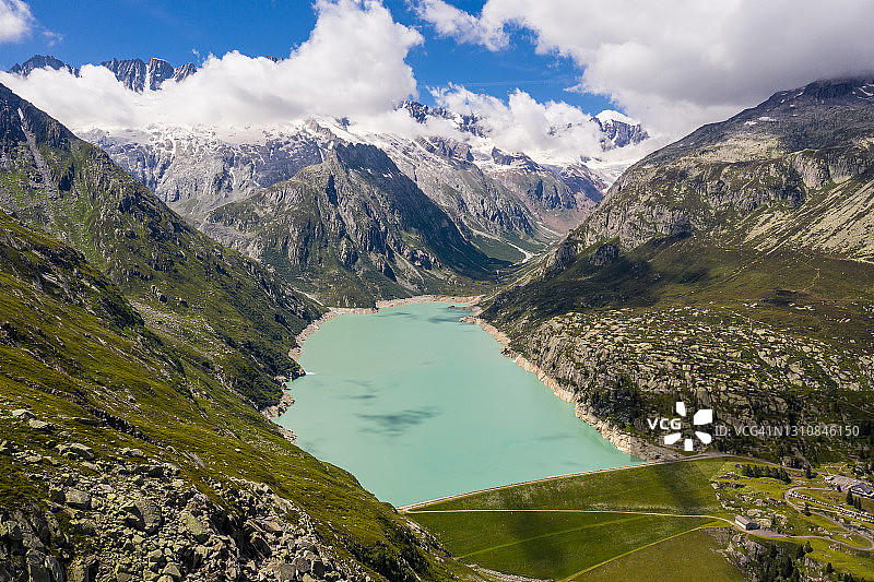 瑞士乌里州戈申阿尔卑湖和水坝鸟瞰图图片素材