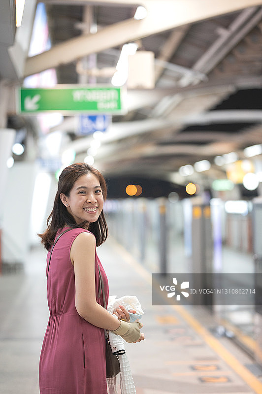 在泰国曼谷，亚洲女性在披耶泰路的交通中，乘坐轻轨前往暹罗图片素材