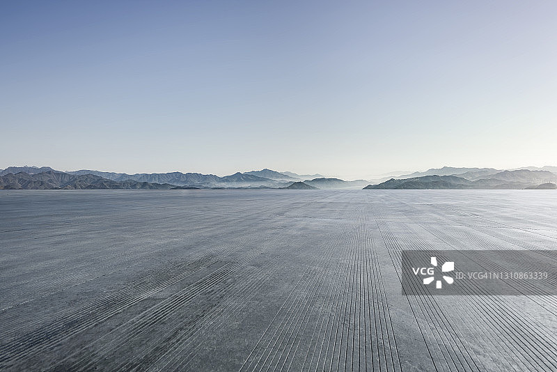 空荡荡的停车场图片素材