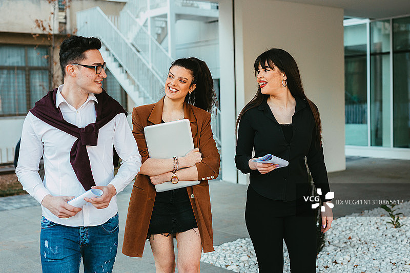 大学生携带笔记本电脑和论文图片素材