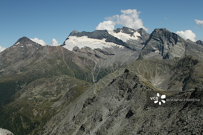 阳光下的雪山顶图片素材