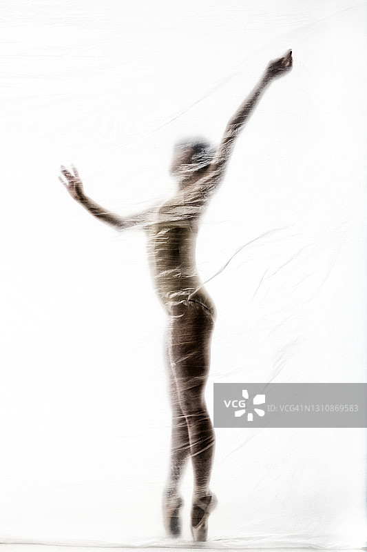 身穿透明尼龙的优雅芭蕾舞演员图片素材